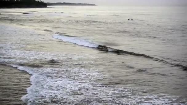 Ondas do rolo do mar na costa pedregosa, Bali, Indonésia — Vídeo de Stock