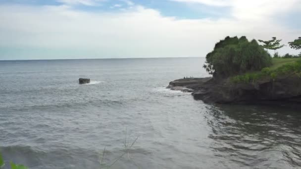 Ondas del mar ruedan en la costa pedregosa, Bali, Indonesia — Vídeo de stock