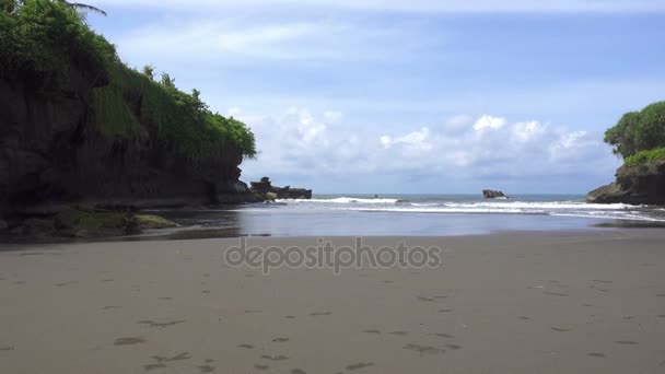 Mořské vlny najet na kamenité pobřeží Bali, Indonésie — Stock video