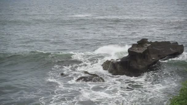 Ondas do rolo do mar na costa pedregosa, tiro em câmera lenta , — Vídeo de Stock