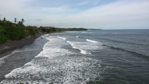 Ondas do rolo do mar na costa pedregosa, Bali, Indonésia — Vídeo de Stock