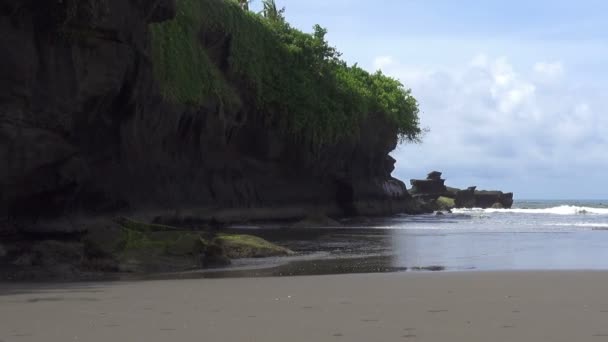 Ondas do rolo do mar na costa pedregosa, Bali, Indonésia — Vídeo de Stock