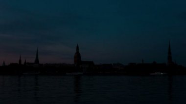 Riga ve Daugava Nehri üzerinde Latvia.Sunrise. Zaman atlamalı