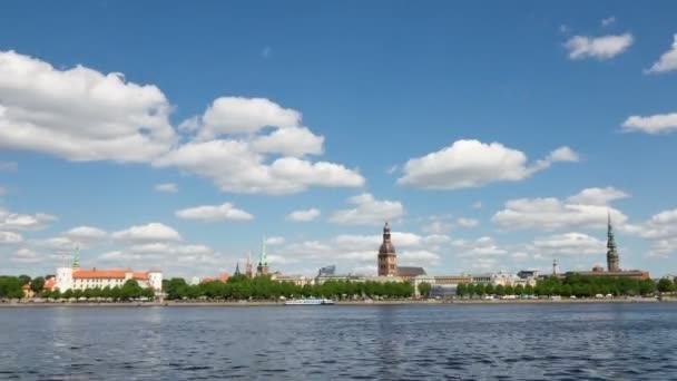 Латвия. Облака движутся по синему небу над Ригой и рекой Даугава. — стоковое видео