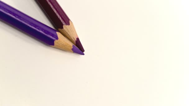 Crayons de couleur répartis, stop-motion 