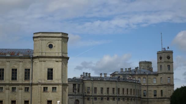 Ruidos en el cielo azul se mueven sobre el palacio Gatchina, Rusia, Time lapse . — Vídeo de stock