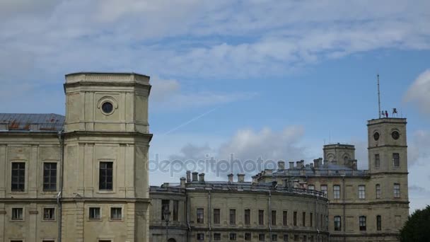 Bruyants dans le ciel bleu se déplacent au-dessus du palais Gatchina, Russie, Time lapse . — Video