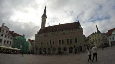 Tallinn, Estonya - 5 Eylül 2015 A kalabalık turist ziyaret edin Belediye Meydanı eski şehrin üstünde 5 Eylül 2015 yılında Tallinn, Estonya