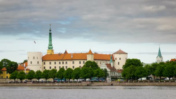 Pohled na Rižský hrad – sídlo prezidenta Lotyšska starého města, Riga, Lotyšsko time-lapse — Stock video