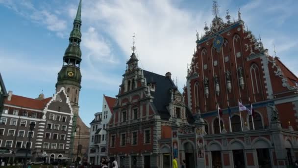 Riga - Letonia, 17 de junio de 2016: Vista de Timelapse de la zona de riga Ciudad vieja en día nublado, Riga es la capital y la ciudad más grande de Letonia . — Vídeos de Stock