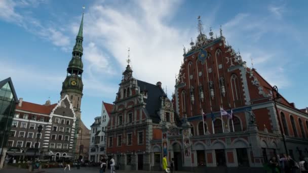 Riga - Letland, 17 juni 2016: Timelapse uitzicht op de oude binnenstad van riga in bewolkte dag, Riga is de hoofdstad en grootste stad van Letland. 4k video. — Stockvideo