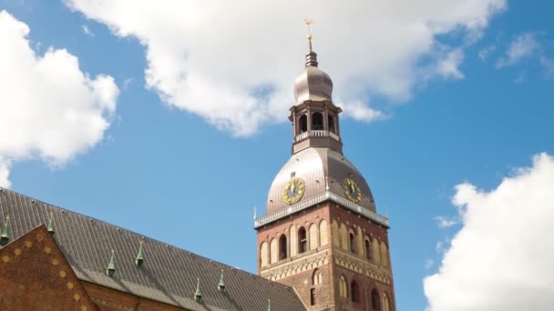 Clip de lapso de tiempo, Letonia, Spike la catedral Riga Domsky contra el fondo del cielo nublado — Vídeo de stock