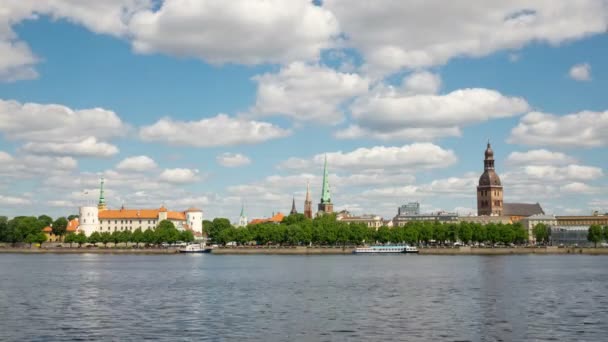 Lotyšsko. Mraky na modré obloze najeďte Riga a Daugava river. Timelapse, — Stock video