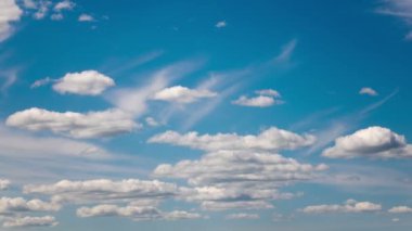 Mavi gökyüzünde beyaz kabarık bulutların hızlandırılmış klibi
