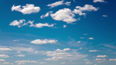 Mavi gökyüzünde beyaz kabarık bulutların hızlandırılmış klibi