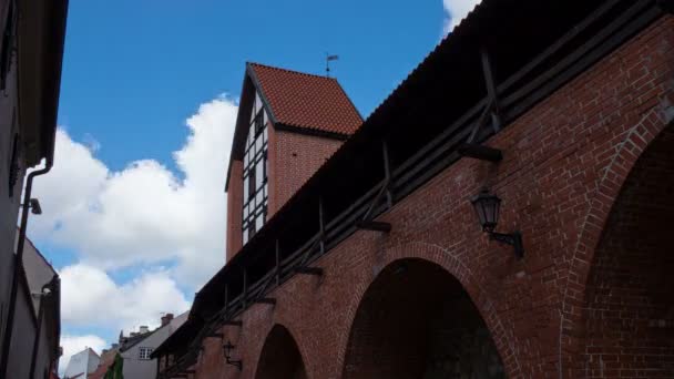 Lotyšsko, Riga opevnění s Ramers věží na pozadí zatažené oblohy, Time lapse klipu — Stock video