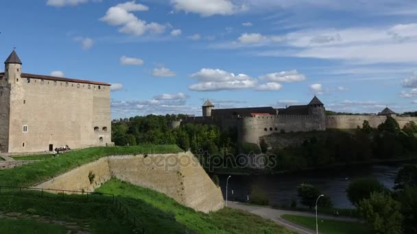 Časová prodleva, pevnost Narva a pevnost Ivangorod na hranici Estonska a Ruska — Stock video