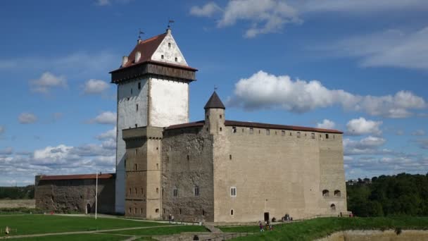 Time-lapse, Fort Narva op de grens tussen Estland en Rusland — Stockvideo