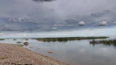 Zaman atlamalı, hızlı hareket bulutlar altında Finlandiya Körfezi kıyısında