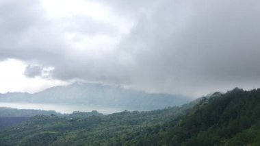 Zaman atlamalı, sis ve bulutlar bir volkan ve göl Gunung Batur veya Batur, Bali Endonezya üzerine