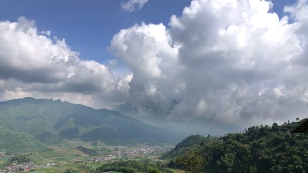 Zeitraffer, Wolken über dem Merapi, dem aktivsten Vulkan Indonesiens, der auf der Insel Java in der Nähe der Stadt Yogyakarta liegt — Stockvideo