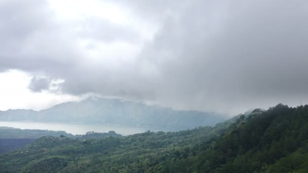 Upływ czasu, mgły i chmur przez wulkan i jezioro Gunung-Batur lub Batur, Bali Indonezja — Wideo stockowe