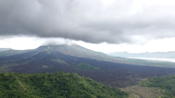時間の経過、霧、雲、火山と湖バトゥールまたはインドネシア バリ島バトゥール — ストック動画