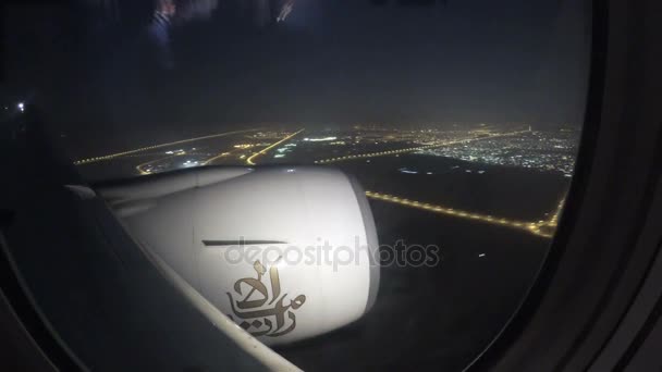Dubai Emiratos Árabes Unidos 9 de octubre de 2016: Avión de aterrizaje Aerolínea de Emireyts en el aeropuerto de Dubai, Time lapse — Vídeo de stock