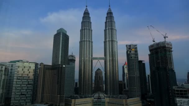 Kuala Lumpur, Malaysia-22 oktober 2016: The Petronas Twin Towers på Klcc City Center.Time förfaller, — Stockvideo