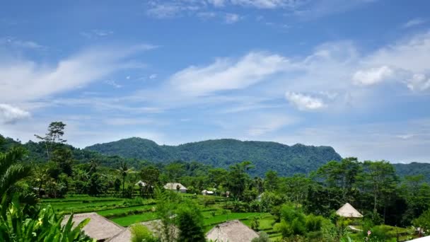 Indonesien, Bali, moln flytta över berg och ris terrasser, tidsinställd, — Stockvideo