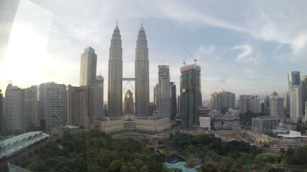 Kuala Lumpur, Malezya-22 Ekim 2016: Klcc şehir merkezinde Petronas ikiz kuleleri — Stok video