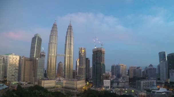 Kuala Lumpur, Malezya-22 Ekim 2016: Klcc şehir merkezinde Petronas ikiz kuleleri — Stok video