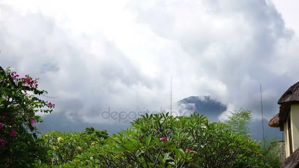 Indonesia, Bali, las nubes se mueven sobre la montaña y un jardín tropical, Time lapse — Vídeo de stock