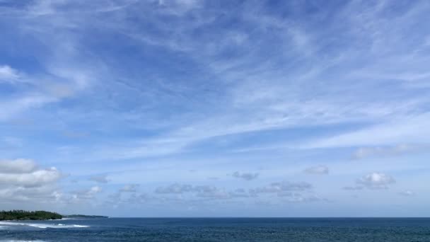 Desfasamento temporal. Nuvens se movem sobre a costa na ilha tropical — Vídeo de Stock