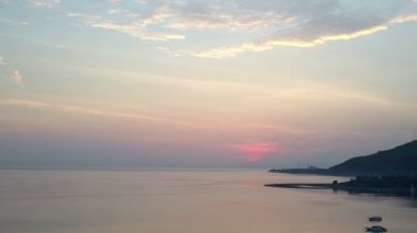 Drone Aero görünümünden gündoğumu deniz ve Bali dağlar üzerinde. Endonezya