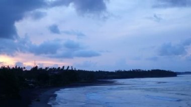 Zaman atlamalı. Bulutlar deniz kıyısı tropik adada taşımak.