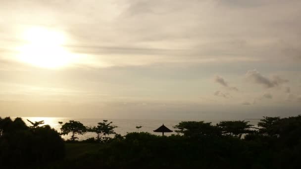 Time-lapse. Wolken overgaan op het tropische eiland de kust — Stockvideo