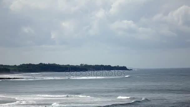 時間の経過。雲は熱帯の島の海岸の上の移動します。 — ストック動画