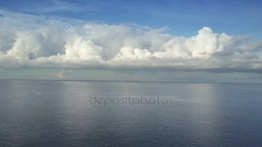 Drone panoramik aero görünümünden deniz, deniz kıyısı, orman ve dağlar, Bali, Endonezya