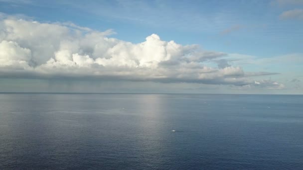Tradichionny teknelerin balıkçı denizlerde ve bulutların üstünde su Bali üzerinde gökyüzü. Endonezya — Stok video