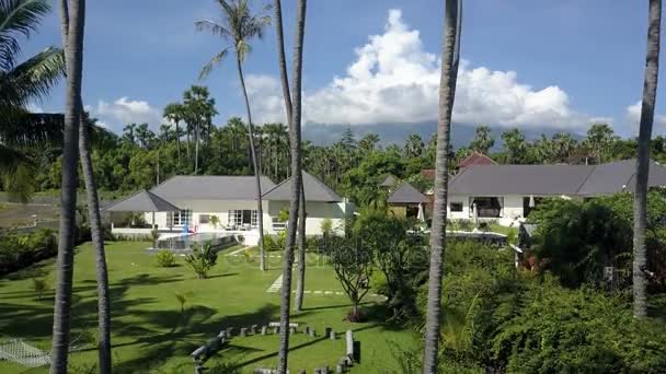 インドネシア ・ バリ島-2016 年 10 月 22 日: 国のドローンからエアロ パノラマの家、ジャングル、山、バリ、インドネシア — ストック動画