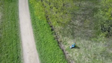 Uçağı Aero görünümünden genç kadın ormanın fringe üzerinde kitap okumak