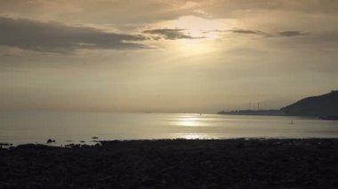 Bali Endonezya, Panarama deniz, plaj ve sahil sırasında düşüyor Güneşin dağların