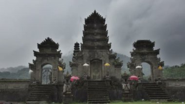 Tapınağın Gubug Pura Gubug sis Bali Endonezya göl Tamblingan üzerinde