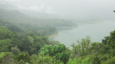 Panoramik göl Tamblingan Bali Endonezya siste
