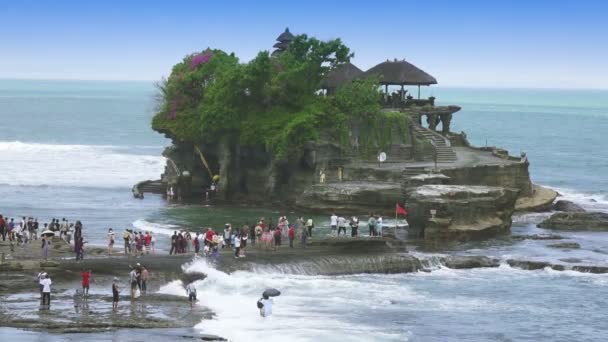 БАЛИ, ИНДОНЕЗИЯ ОКТ 16.Танах Лот Оле, самый важный индуистский искушение Бали, Индонезия — стоковое видео