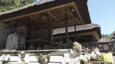 11. yüzyıldan kalma Tapınağı ve Tampaksiring kuzey doğusunda Bali, Endonezya'da Ubud mezar kompleksi Gunung Kawi olduğunu