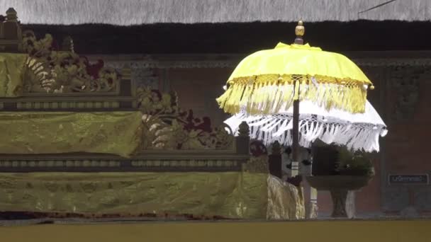 Guarda-chuvas cerimoniais no templo, Bali, Indonésia — Vídeo de Stock