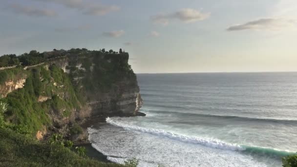 Pura Luhur Uluwatu. Bali Indonesië, het panoramisch uitzicht in tijd zonsondergang — Stockvideo