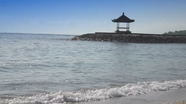 Golven van de warme zee lopen op het strand van het tropische resort, Slow motion — Stockvideo